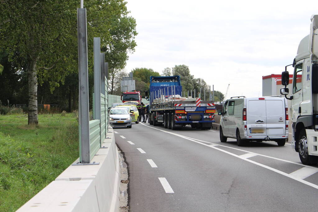 Automobiliste botst op geluidswal