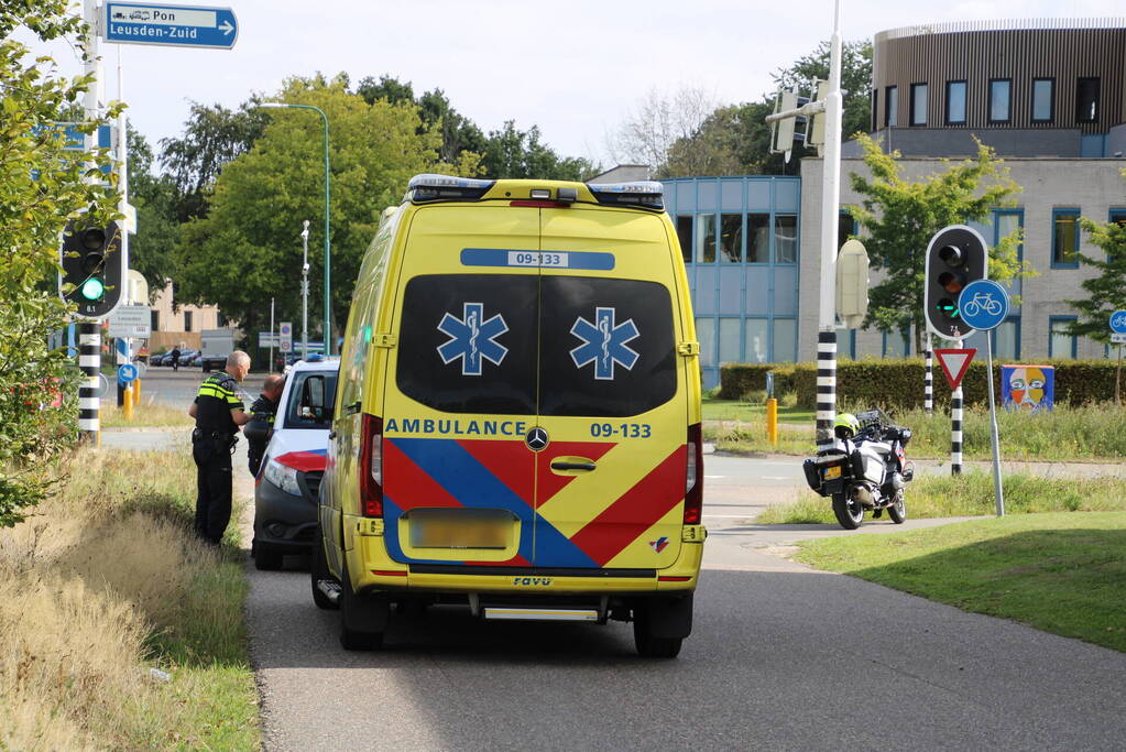 Auto's botsen voor stoplicht