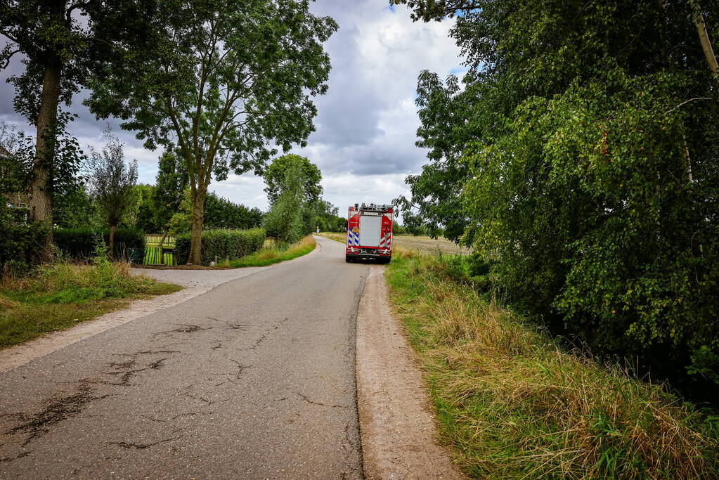 Brandweer doet onderzoek naar vreemde lucht in boerderijwoning