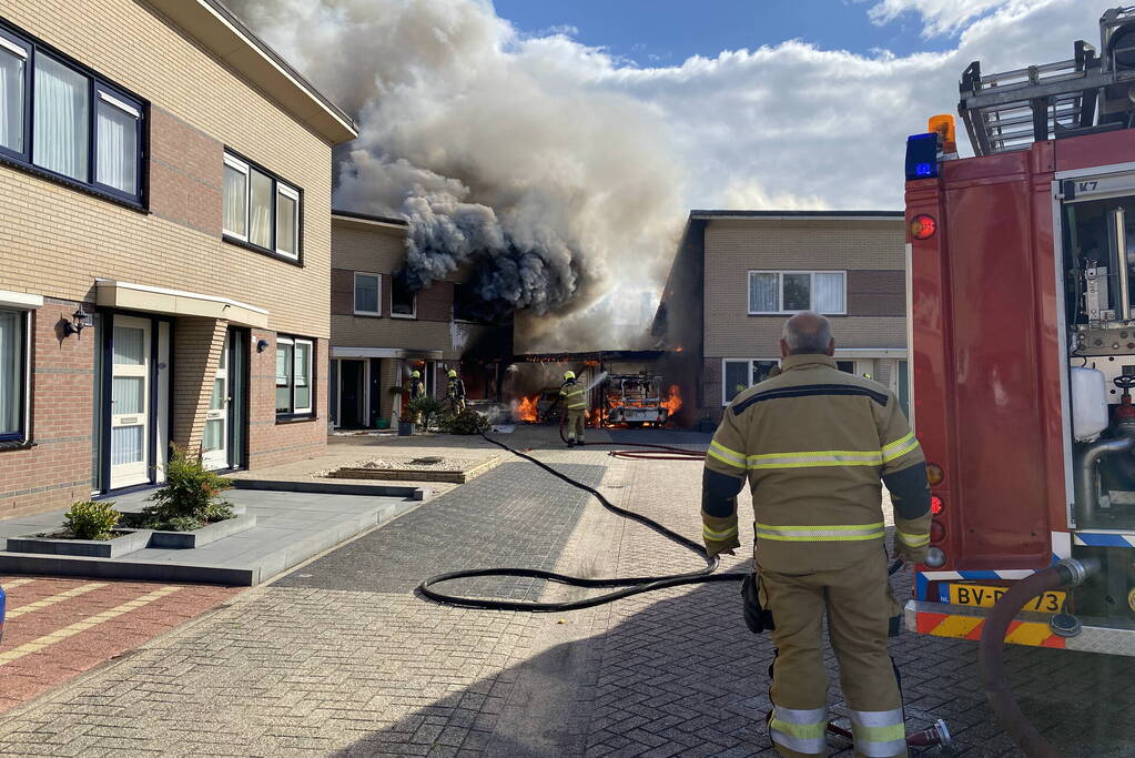 Enorme vlammen en rookwolken bij woningbrand