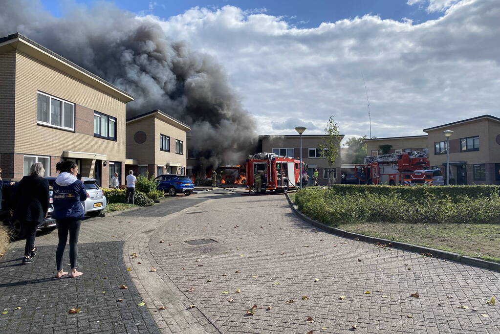 Enorme vlammen en rookwolken bij woningbrand