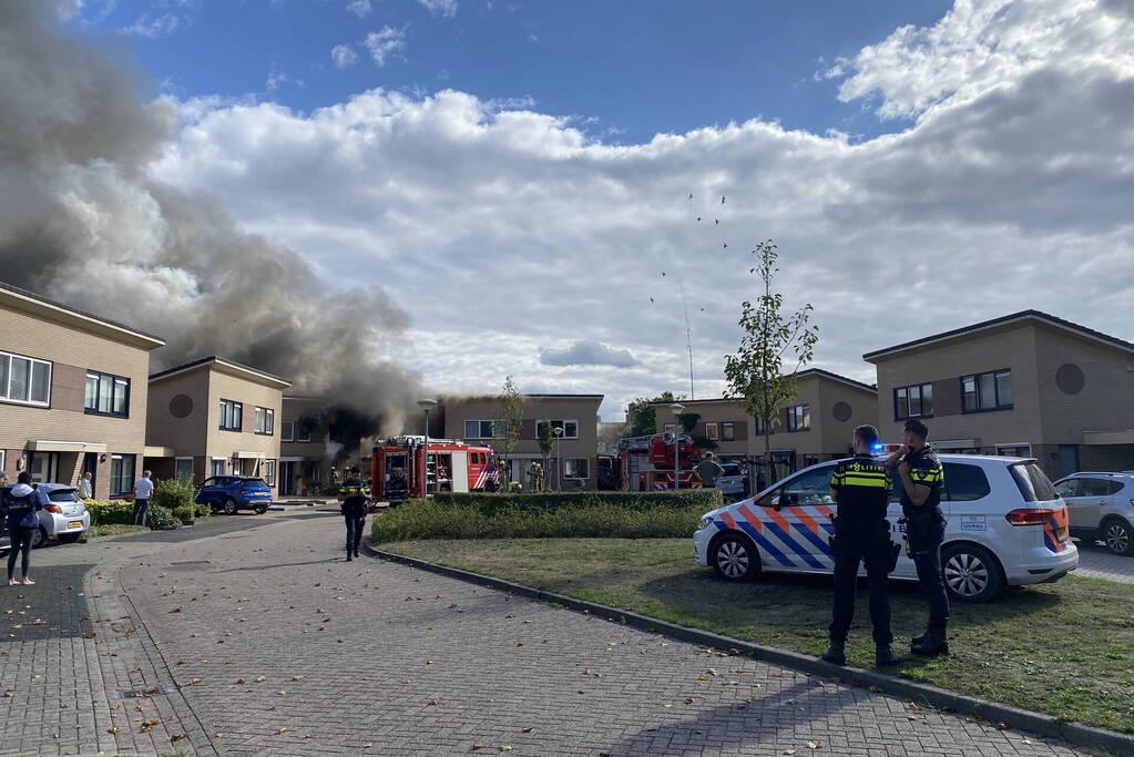 Enorme vlammen en rookwolken bij woningbrand