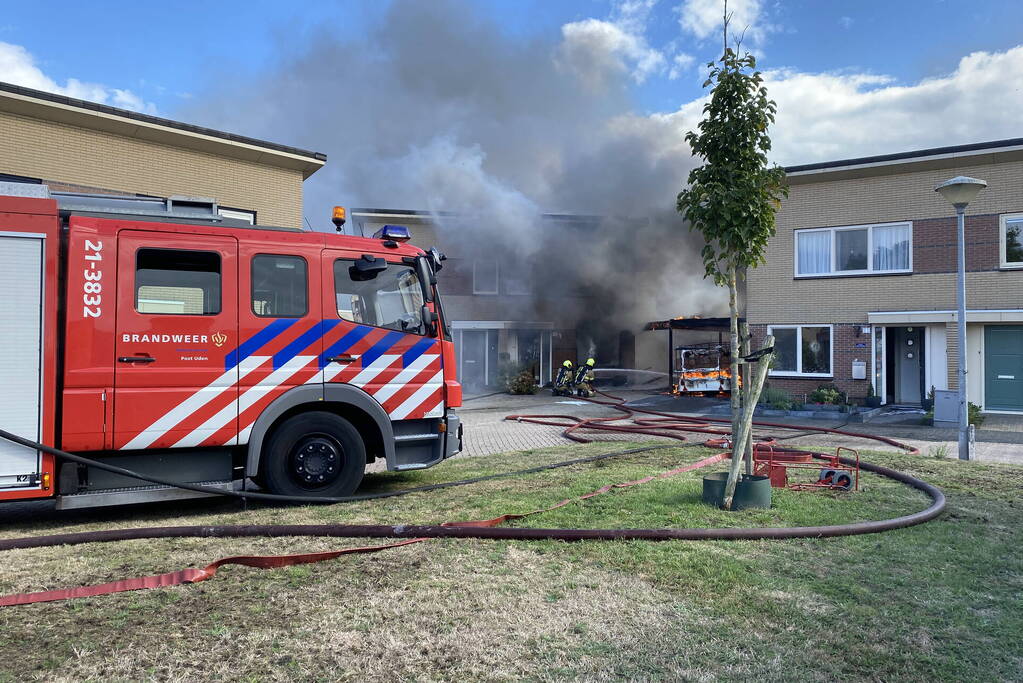 Enorme vlammen en rookwolken bij woningbrand
