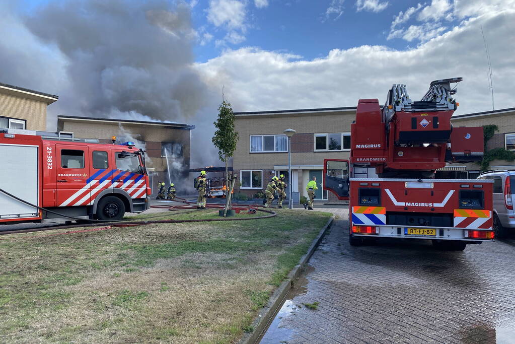 Enorme vlammen en rookwolken bij woningbrand
