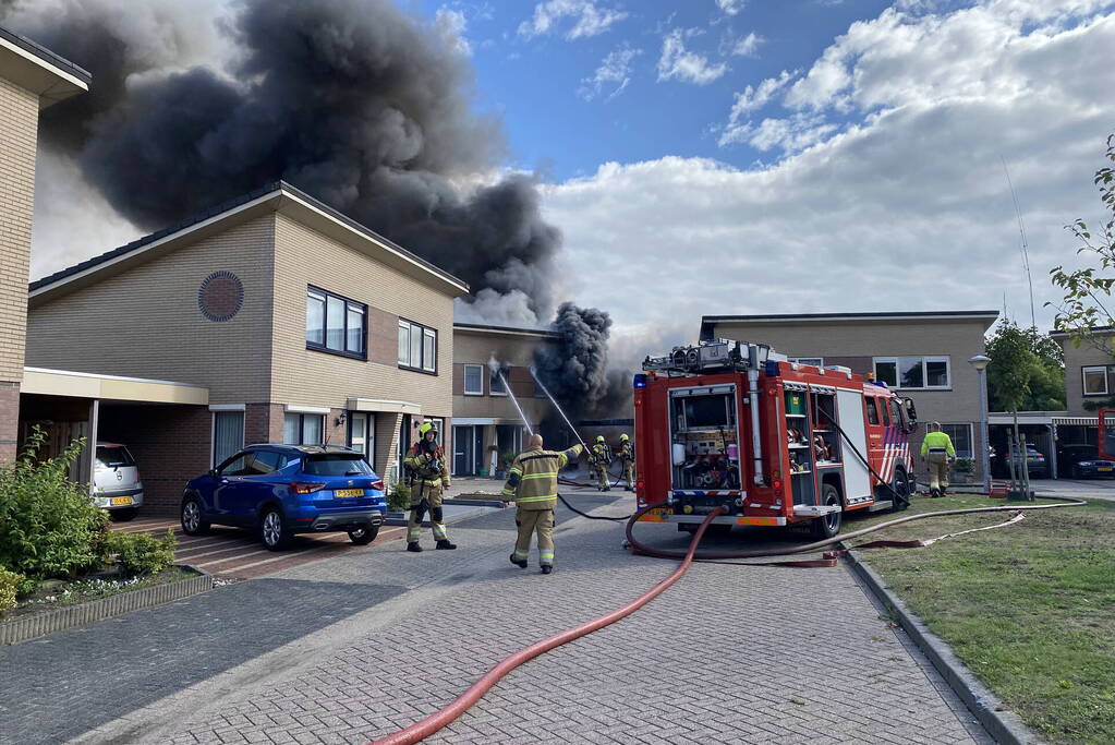 Enorme vlammen en rookwolken bij woningbrand