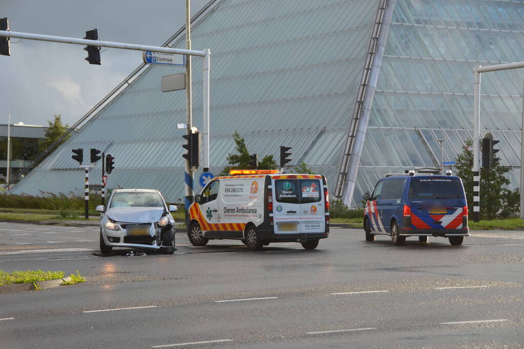 Bestelbus botst met personenauto