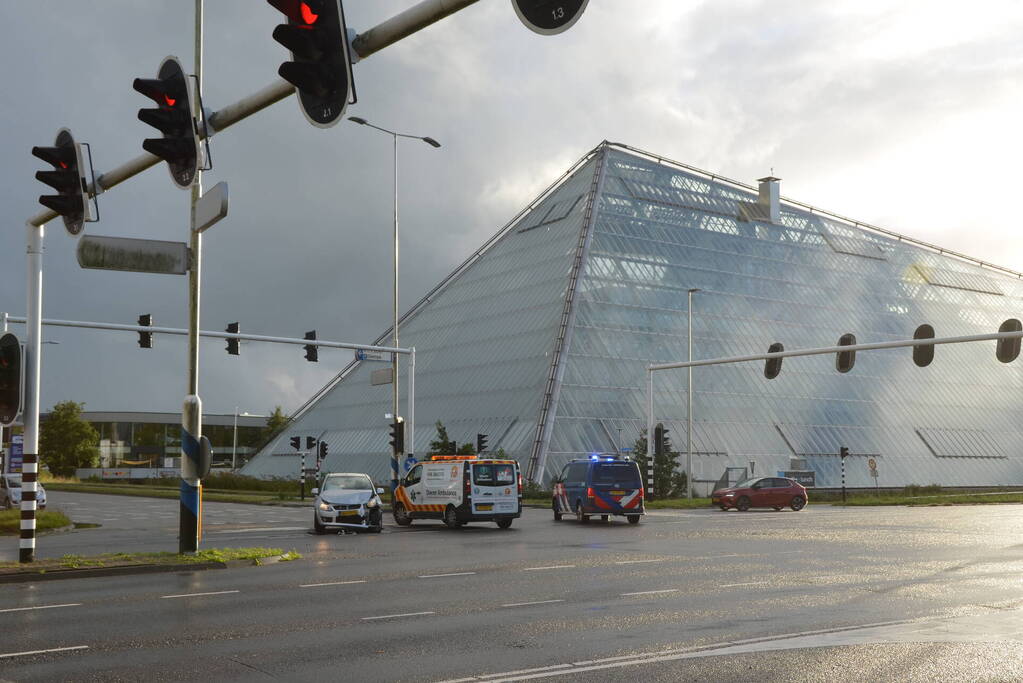 Bestelbus botst met personenauto