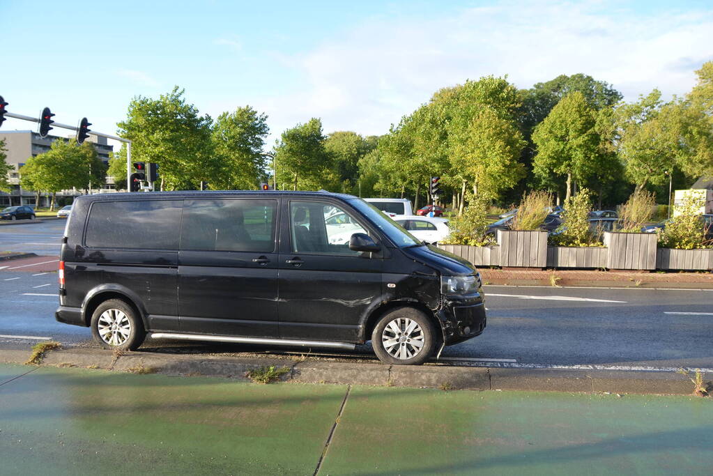 Bestelbus botst met personenauto