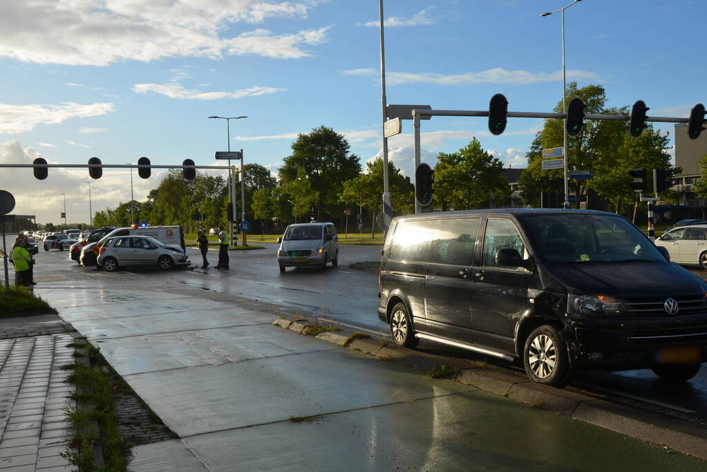 Bestelbus botst met personenauto