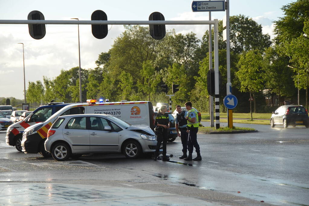 Bestelbus botst met personenauto