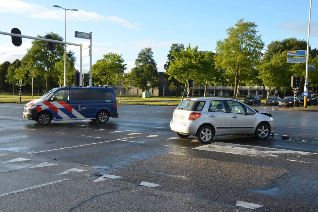Bestelbus botst met personenauto