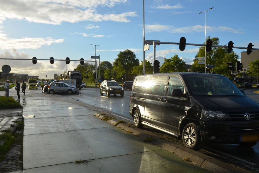 Bestelbus botst met personenauto