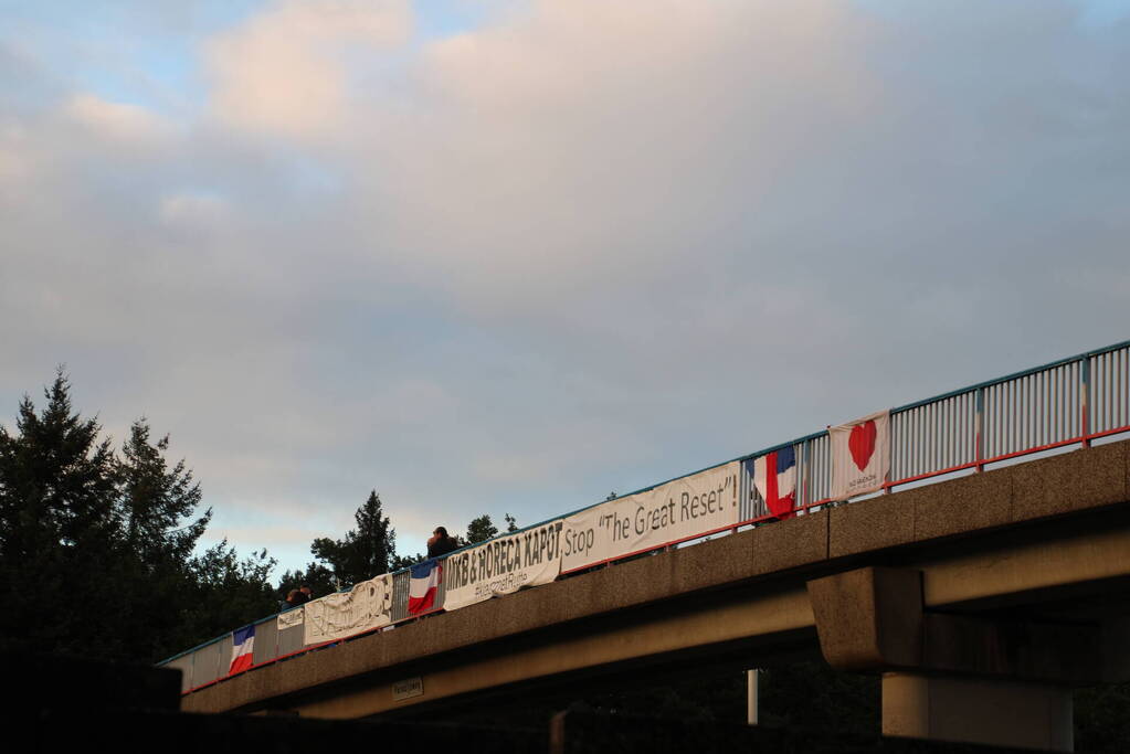Protestactie op viaduct over snelweg