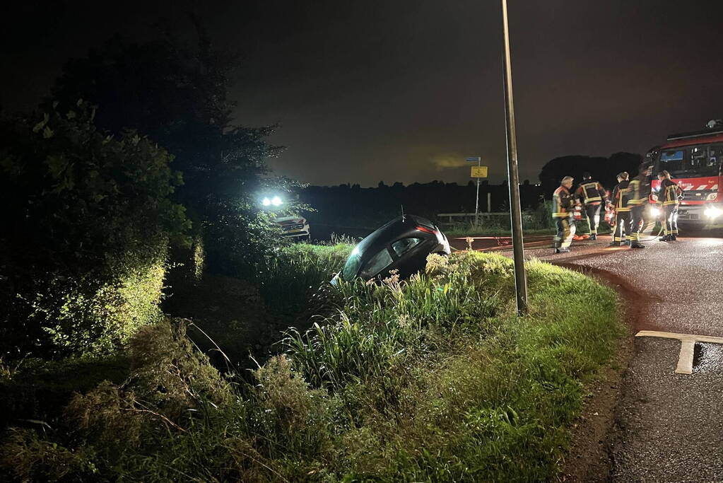 Bestuurder mist bocht belandt te water
