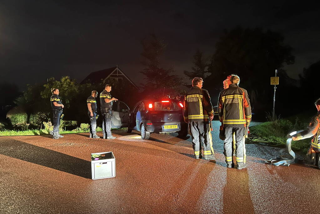 Bestuurder mist bocht belandt te water