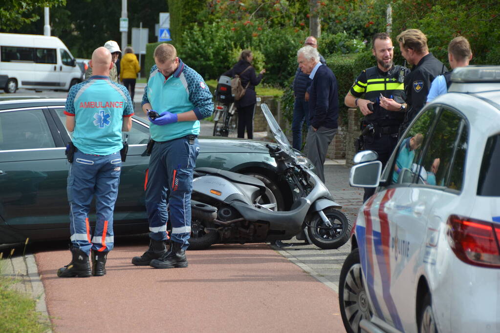 Scooterbestuurder botst tegen zijkant auto