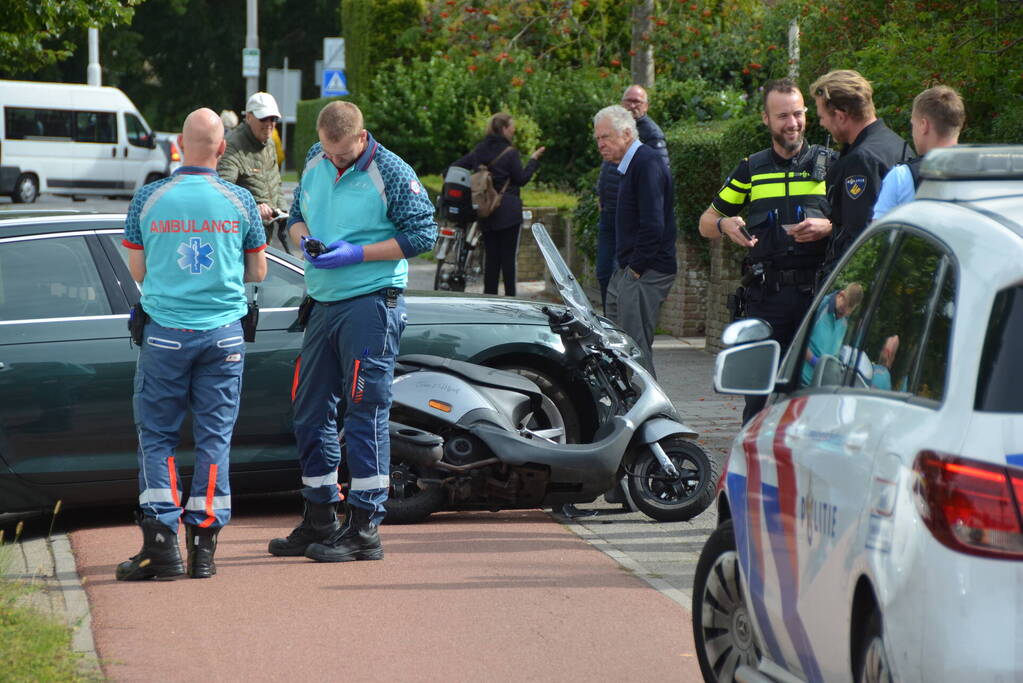 Scooterbestuurder botst tegen zijkant auto