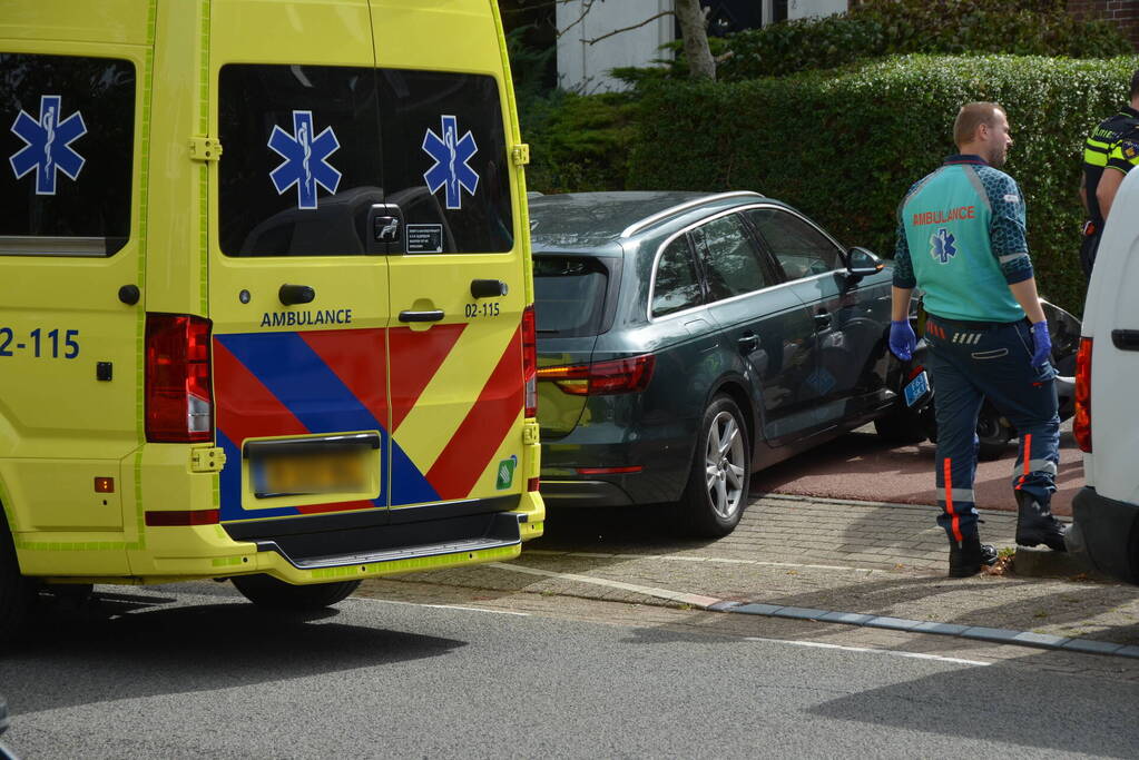 Scooterbestuurder botst tegen zijkant auto