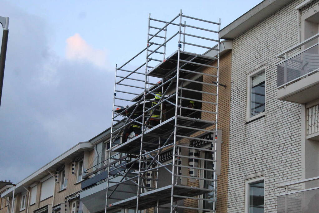 Houten platen dreigen van steiger te waaien