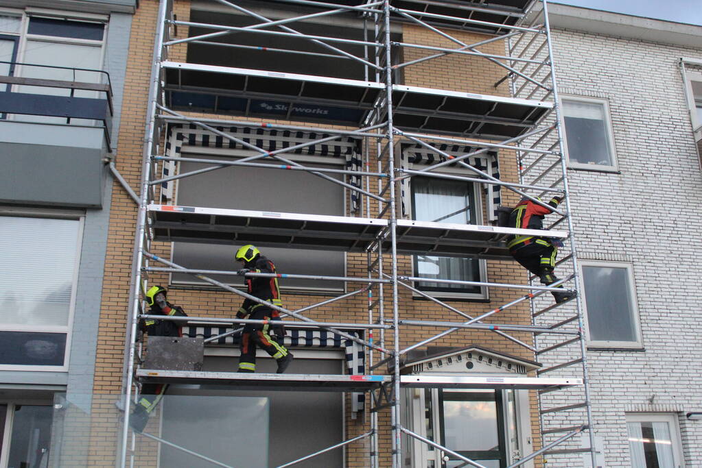 Houten platen dreigen van steiger te waaien