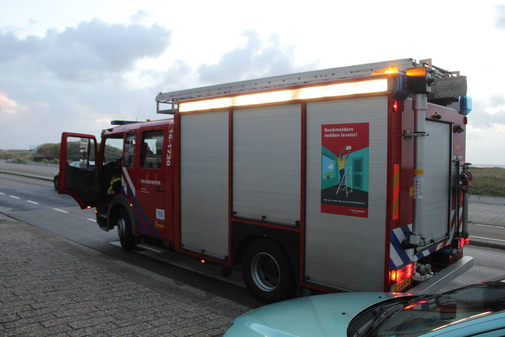 Houten platen dreigen van steiger te waaien