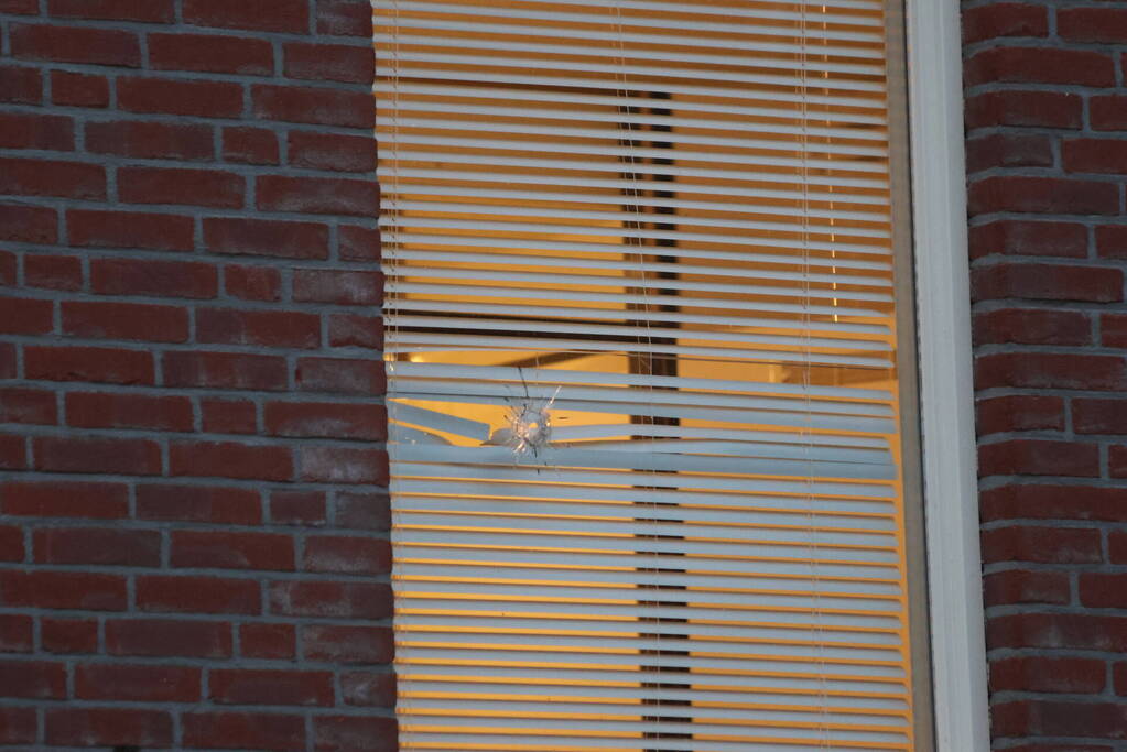Schoten gelost op raam van woning