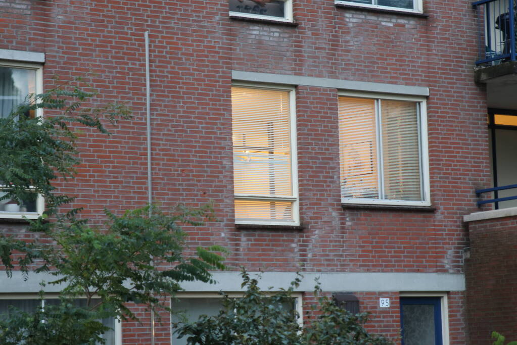 Schoten gelost op raam van woning