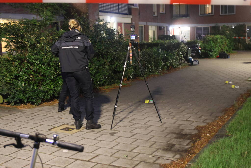 Schoten gelost op raam van woning