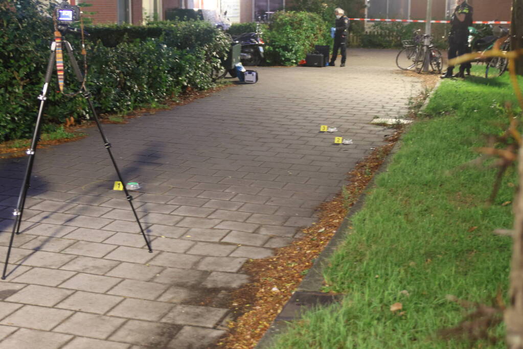 Schoten gelost op raam van woning