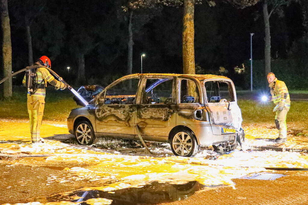 Geparkeerd auto verwoest vanwege brand