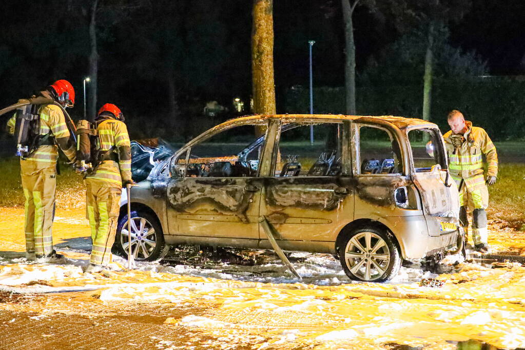 Geparkeerd auto verwoest vanwege brand