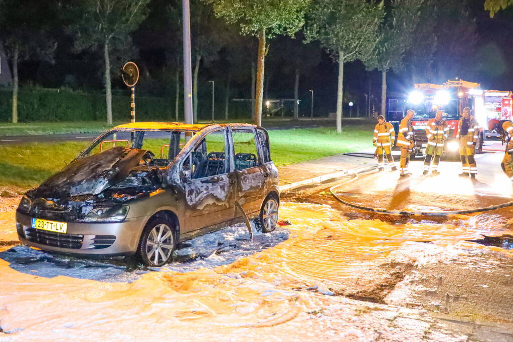 Geparkeerd auto verwoest vanwege brand