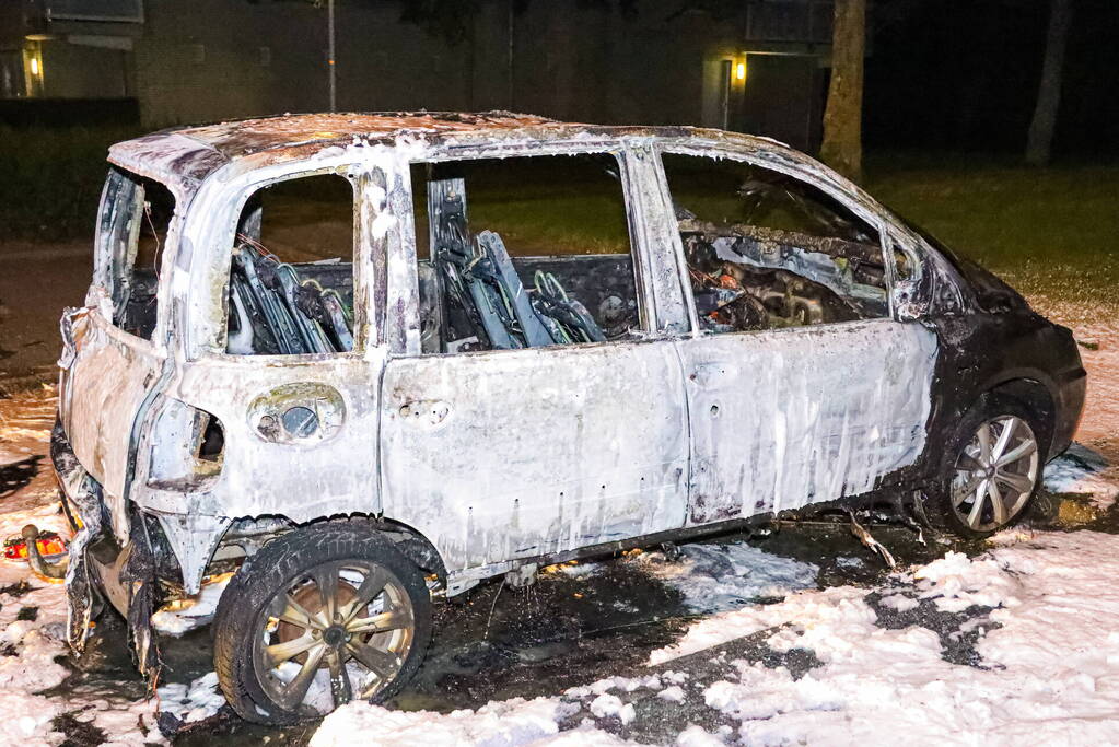 Geparkeerd auto verwoest vanwege brand
