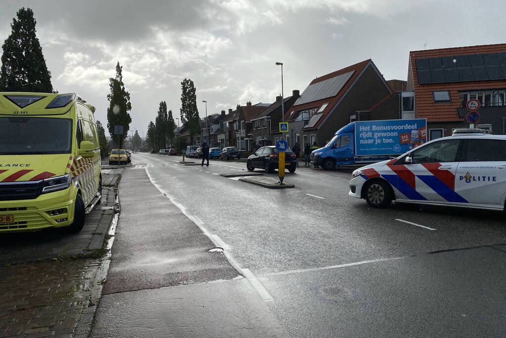 Bakwagen en personenauto in botsing
