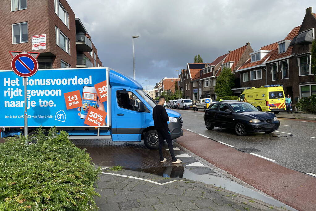 Bakwagen en personenauto in botsing