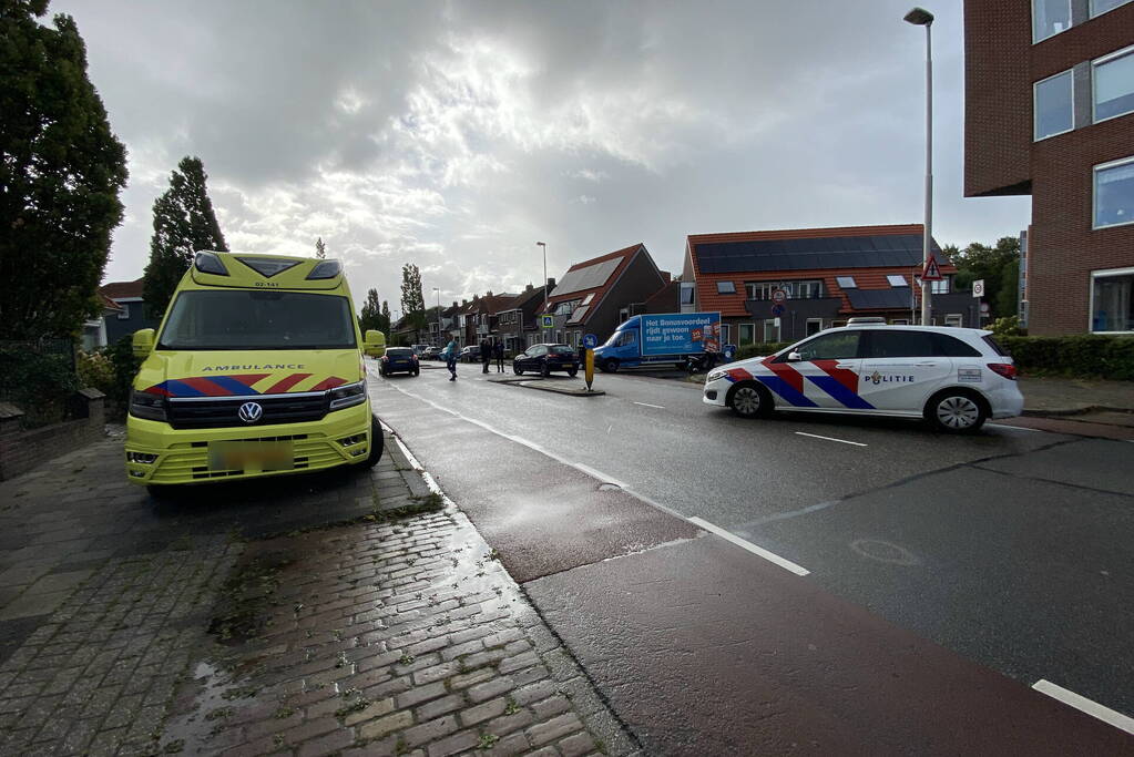 Bakwagen en personenauto in botsing