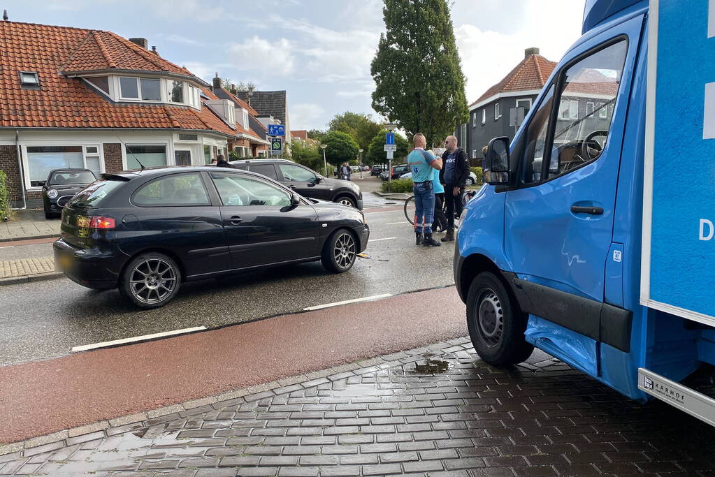Bakwagen en personenauto in botsing