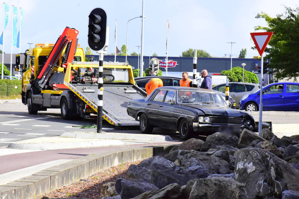 Oldtimer uit 1964 flink beschadigd na botsing