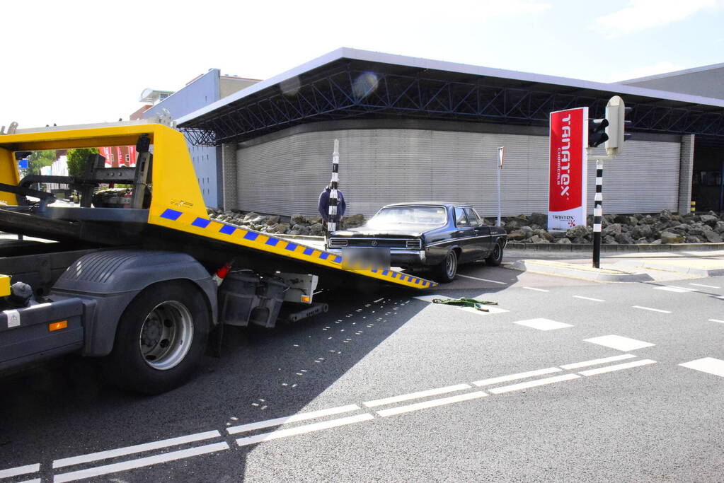 Oldtimer uit 1964 flink beschadigd na botsing