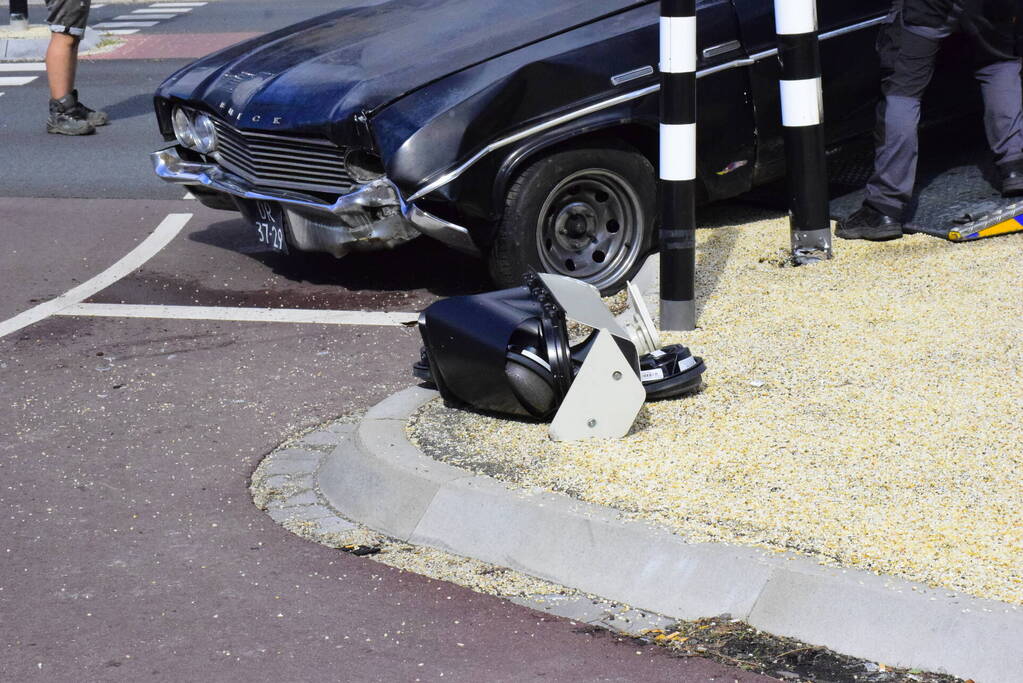 Oldtimer uit 1964 flink beschadigd na botsing