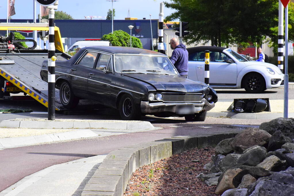 Oldtimer uit 1964 flink beschadigd na botsing