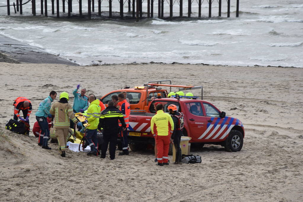 Kitesurfer zwaargewond bij kiteongeval op Brouwersdam