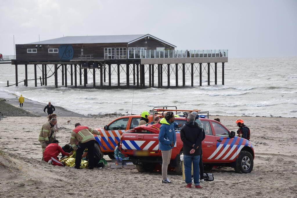 Kitesurfer zwaargewond bij kiteongeval op Brouwersdam