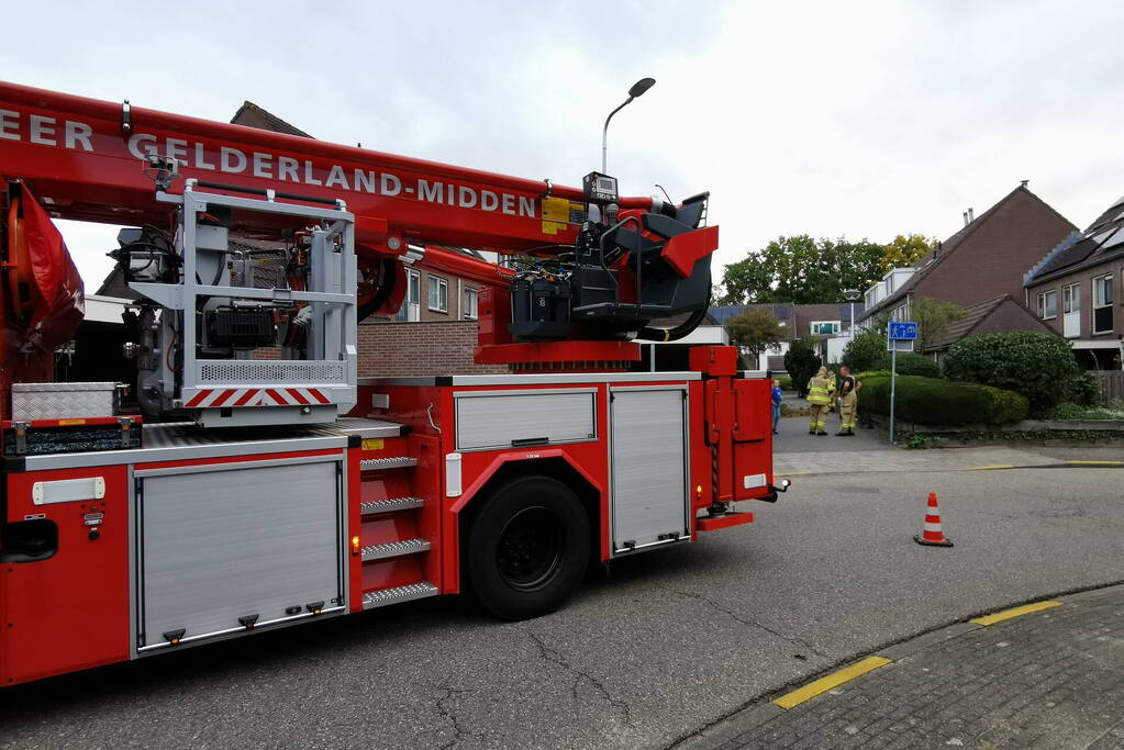 Boom waait tegen schuur