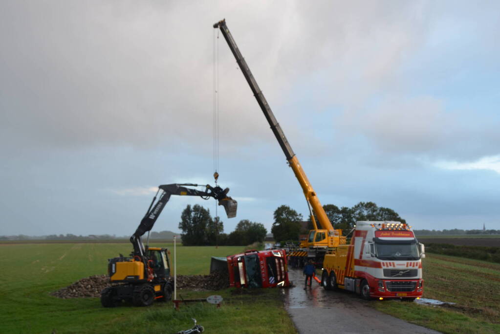 Berging gekantelde vrachtwagen in volle gang