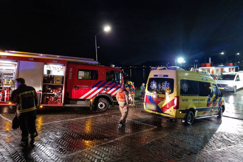 Twee inzittenden voertuig gered uit water