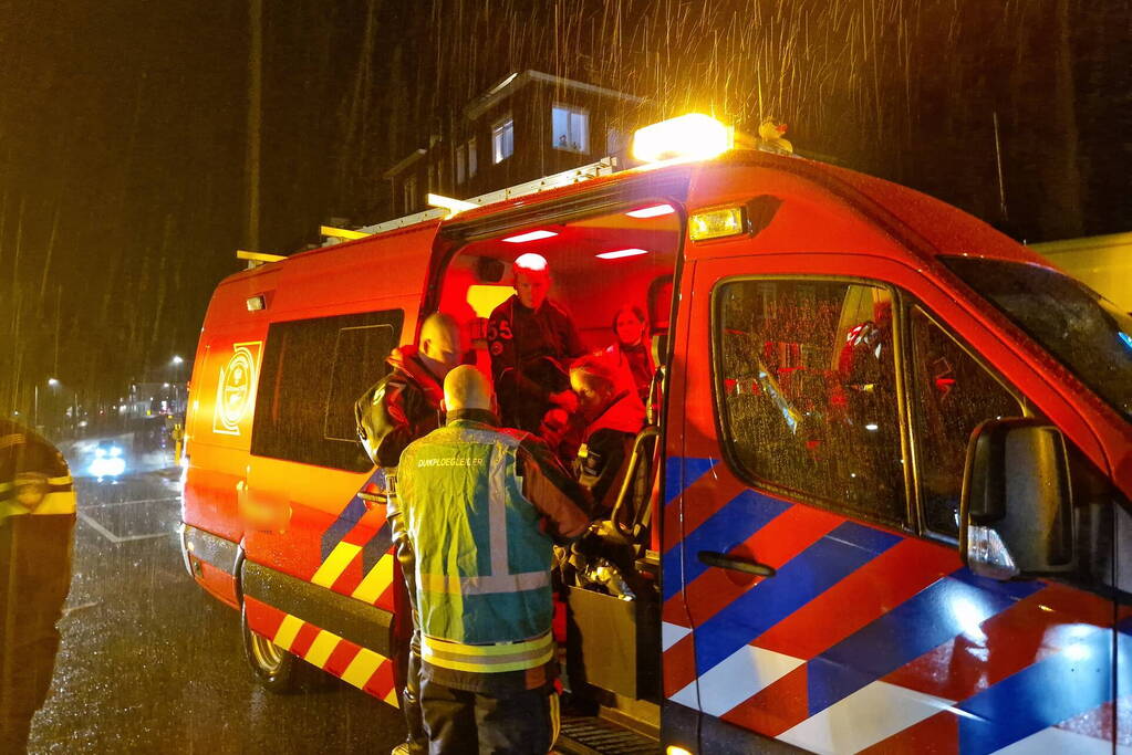 Twee inzittenden voertuig gered uit water