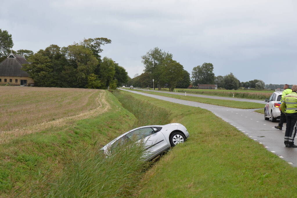 Auto belandt in sloot na aanrijding op kruising