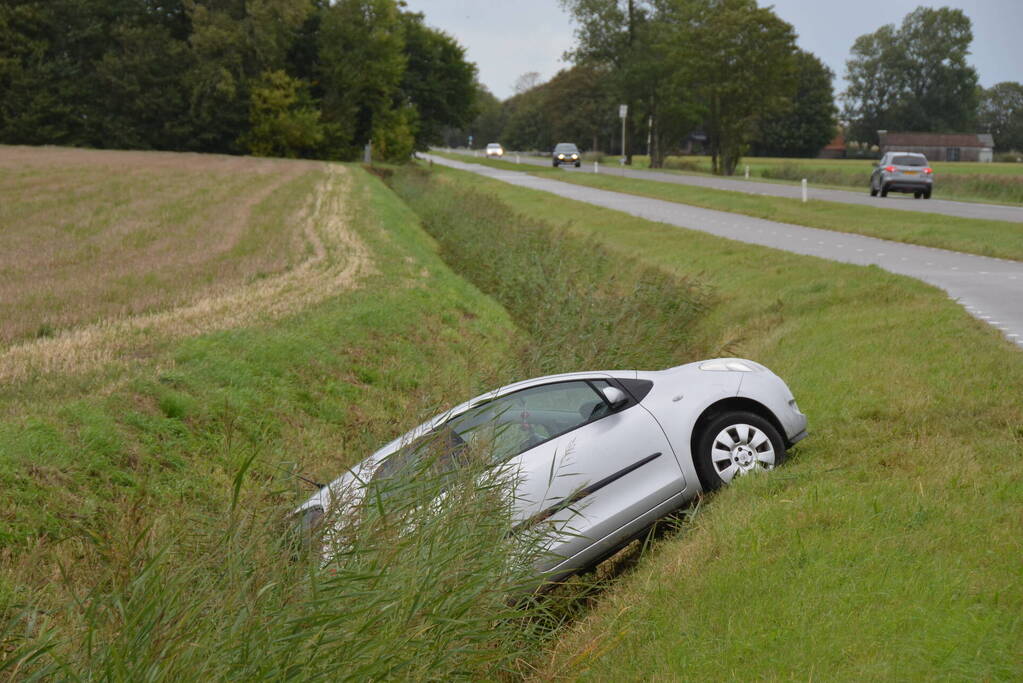 Auto belandt in sloot na aanrijding op kruising