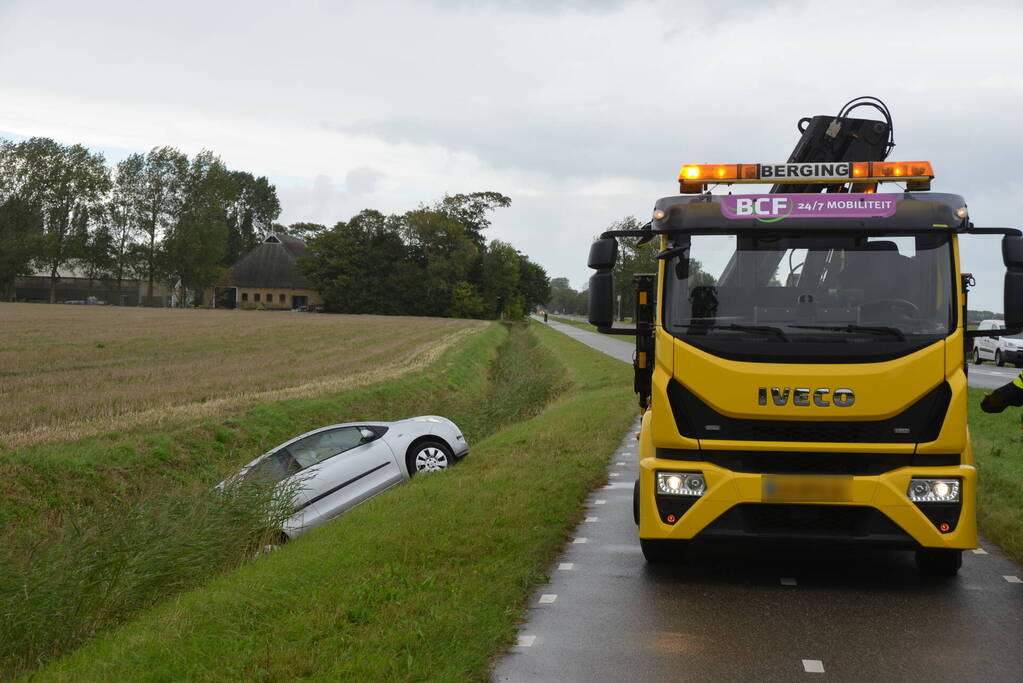 Auto belandt in sloot na aanrijding op kruising